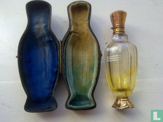 Antieke parfumflacon in etui - Afbeelding 3