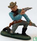 Cowboy agenouillé avec 2 revolvers - Image 1