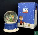 Peanuts musical snow globe - Image 2