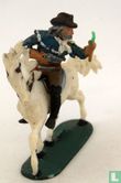 Cowboy met zweep en revolver te paard - Afbeelding 1