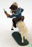 Cowboy met zweep en revolver te paard - Afbeelding 2