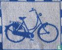 Blauwe damesfiets op handdoek - Afbeelding 2
