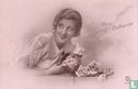 Vive Ste. Catherine - Jonge vrouw leunend op muurtje met rozen - Bild 1