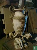 1900 Porcelain Figural Vase with 2 Cherubs - Afbeelding 1