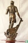  Metalen figuur op sokkel van een man met bootje en houweel - Afbeelding 3
