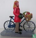plastieke fiets met dame - Afbeelding 1