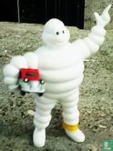 Bibendum, Michelin mascotte staand met auto - Afbeelding 1