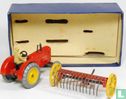Massey-Harris Farm Tractor & Hay Rake - Afbeelding 2
