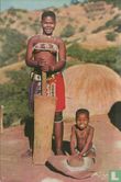 Young Zulus learning the mealie grinding trade - Afbeelding 1