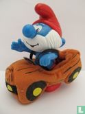 Grote Smurf in loopauto - Afbeelding 1