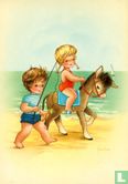 Meisje rijdt op ezel op strand (900/106) - Bild 1