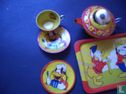 Mickey Mouse theeservies met Donald in rode jas - Image 2