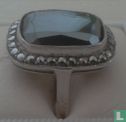 Een antiek zilveren entourage ring met facet geslepen markasiet. - Image 1
