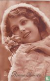 Bonne Année: Vrouw in bontjas met rozen - Bild 1