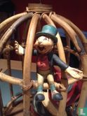 Pinokkio met krekeltje in de kooi - Afbeelding 3