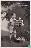 Hartelijk Gefeliciteerd: Jongen met rozenboeket en bloemenmand - Image 1