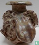 Een aardewerken vaas met een octopus. - Bild 1