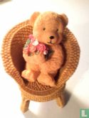 ours avec fleurs en chaise - Image 1