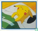 Pikachu slaapt in bed - Image 1