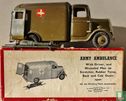 Army Ambulance 2nd version, Motor type with driver,wounded man and stretcher - Afbeelding 1