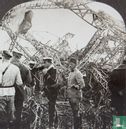 French troops inspecting a wrecked Zeppelin - Afbeelding 2
