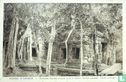 Angkor Ruïne Ta Prohm Tempel . Pavillon d'entrée de la 2de galerie enceinte Orientale facade interieure - Afbeelding 1