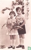 Jongen en meisje met bloemen - Afbeelding 1