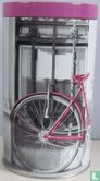 Lila fiets tegen muur/hekwerk - Bild 1