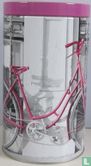 Lila fiets tegen muur/hekwerk - Image 2