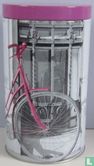 Lila fiets tegen muur/hekwerk - Bild 3