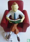 Tintin dans le canapé rouge avec Bobby en pied - Image 1