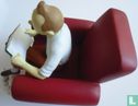 Tintin dans le canapé rouge avec Bobby en pied - Image 2