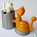 Katten op vuilnisbak - Afbeelding 1