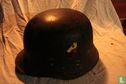 Duitse helm met decals - Image 1