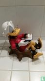 dagobert duck lezend in boomstronk - Afbeelding 1