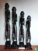 Inheems volk van Batam houten beeldjes. - Image 1