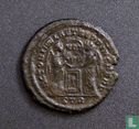 Römischen Reiches, AE3 (19), 317-337 AD, Konstantin II als Caesar die große unter Konstantin, Trier, 319 AD - Bild 2