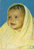 afb. baby in handdoek gewikkeld - Afbeelding 1