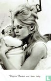 Bardot, Brigitte met haar baby - Image 1