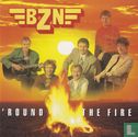 Round the fire - Afbeelding 1