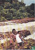Gezicht op waterval in een Surinaamse rivier  - Afbeelding 1