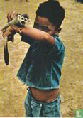 Hindoestaanse jongen met aapje  - Afbeelding 1