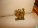 In tunics medic leading blinded soldier - Afbeelding 2