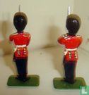 Scots Guards presenting arms - Afbeelding 2