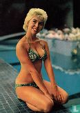 vrouw in bikini met motief bij zwembad - Image 1