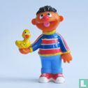 Ernie met eendje  - Afbeelding 1