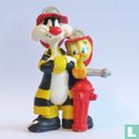 Sylvester und Tweety als Feuerwehrleute - Bild 1
