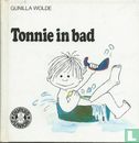 Tonnie in bad - Afbeelding 1