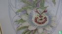 Ingelijst vintage borduurwerk passiebloemen - Image 3