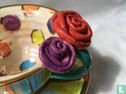 Kop en schotel - gekleurde strepen/bollen  en met paarse en rode bloem - Afbeelding 3